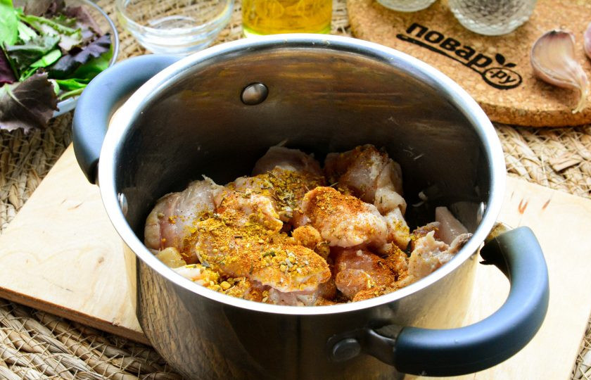 1. Этап. Плов с курицей и айвой: Всыпьте все специи, посолите и жарьте мясо еще 5-6 минут, помешивая, чтобы специи раскрыли свой аромат.