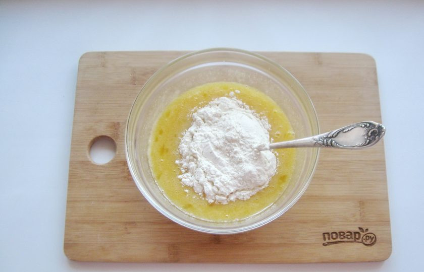 1. Этап. Торт Сердце из медовых коржей: Постепенно всыпьте муку.