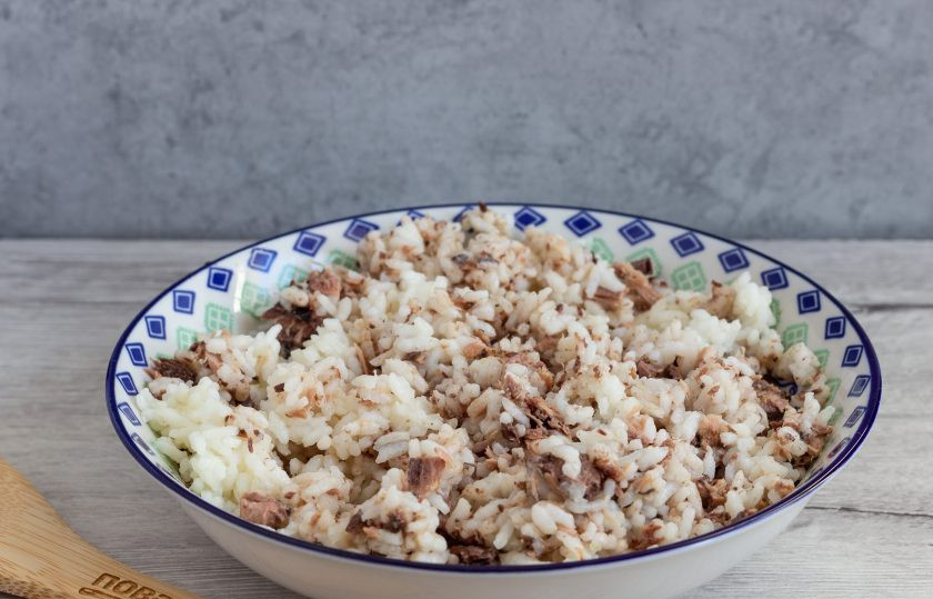 1. Этап. Запеканка с тунцом под сырной корочкой: Кусочки тунца освободите от костей и разомните вилкой. Смешайте с вареным рисом.