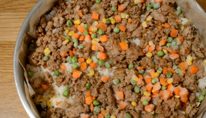 1. Этап. Пирог-перевертыш с мясом и грибами: 8. Поверх мясного фарша распределяем небольшое количество замороженной овощной смеси.