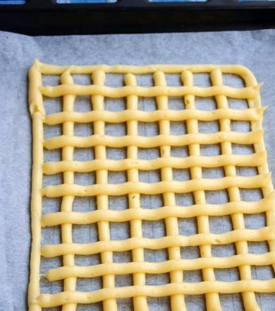 1. Этап. Заварное тесто для торта: 5. Чтобы приготовить основу для торта, переложите заварное тесто в кондитерский мешок и выдавите на противень, застеленный пергаментом, в виде «решеточки» прямоугольной формы, как у меня, или любой другой формы, какая вам нравится.