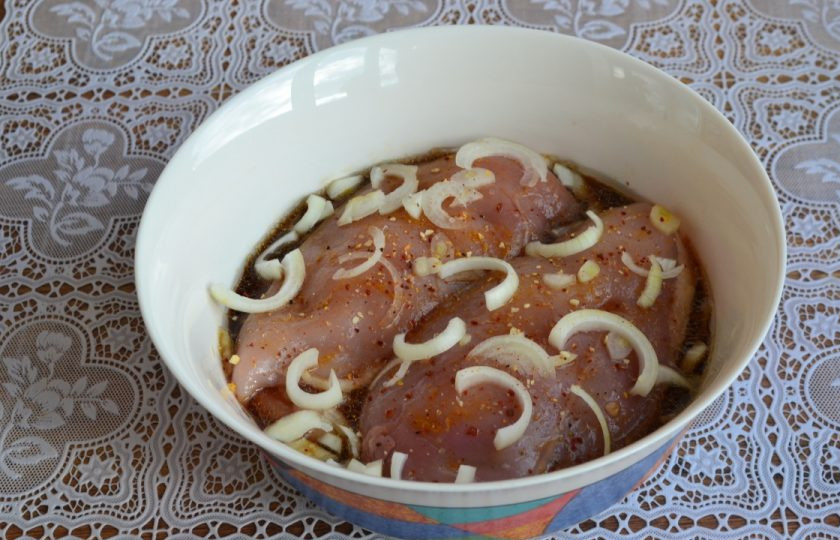 1. Этап. Курочка под шубкой: 5. Сверху выкладываем нарезанный репчатый лук (желательно кольцами).