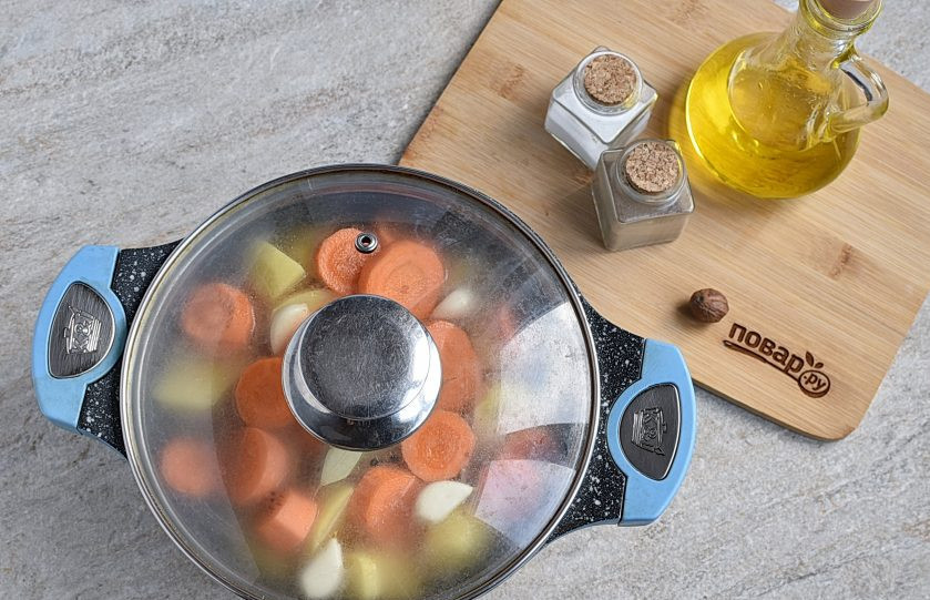 1. Этап. Гюцпот: Тушите под крышкой на медленном огне полтора-два часа, до готовности мяса.