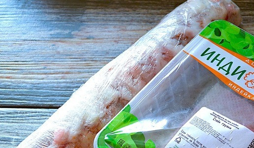 1. Этап. Шашлык-рулет: Обернуть в плёнку, отправить в морозилку на 30-45 минут.