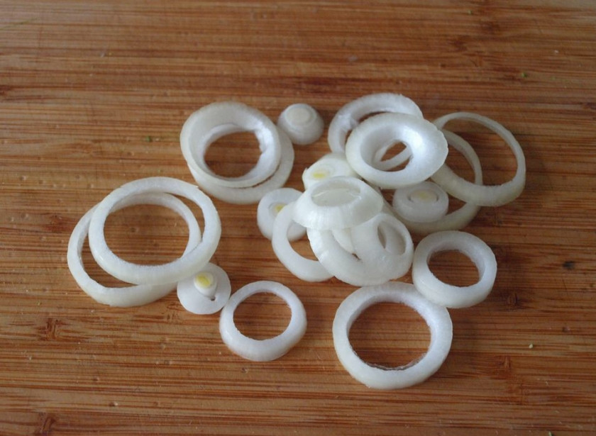 1. Этап. Куриная грудка, запеченная в сметане: 3. Если время позволяет, можно оставить курицу в маринаде и на 2, и на 4 часа. Однако необходимый минимум - это около 30 минут. Это время можно посвятить овощам. Луковицу очистить и нарезать кольцами.