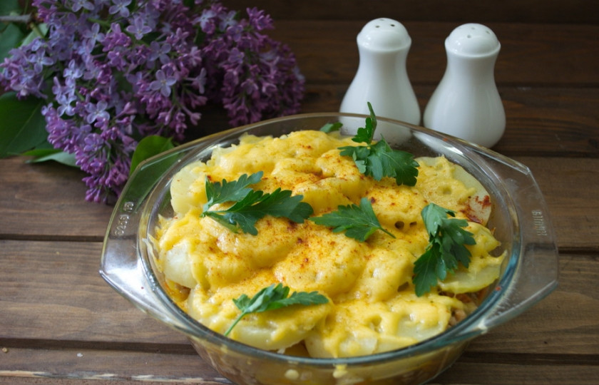 1. Этап. Запеканка мясная с овощами: Подайте к столу, посыпав зеленью.