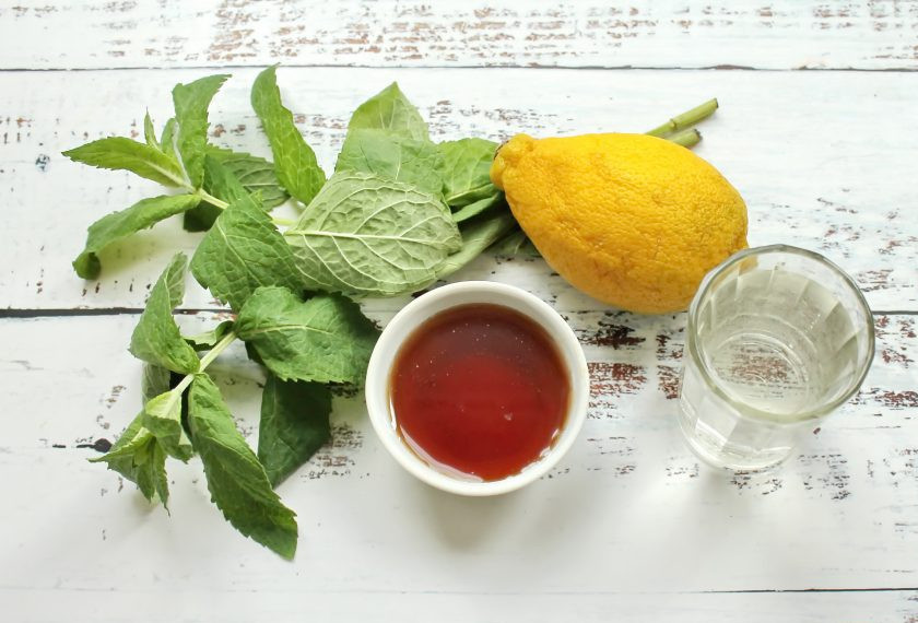 1. Этап. Медовуха на самогоне в домашних условиях: Подготовьте все необходимые ингредиенты для приготовления медовухи на самогоне в домашних условиях. Лимон тщательно вымойте в теплой воде с мягкой щеткой, мяту сполосните и обсушите.