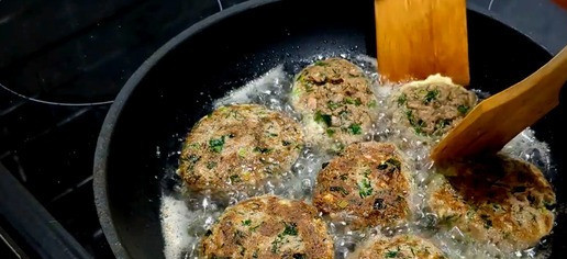 1. Этап. Котлеты из консервированного тунца: Сформируйте руками котлеты. Налейте на сковороду растительное масло и дождитесь пока оно нагреется. Выложите котлеты на сковороду и обжаривайте по 3 минуты с каждой стороны до золотистой корочки.