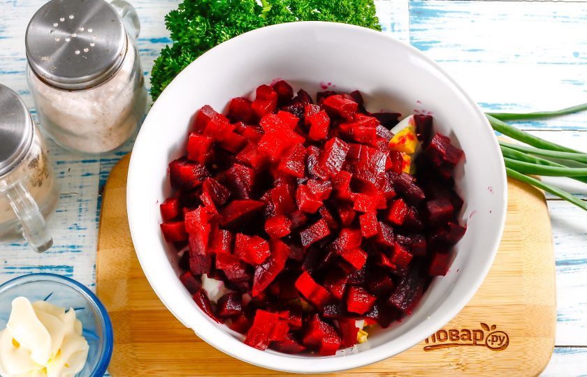 1. Этап. Салат из вареной свеклы и яиц: Отварную свеклу очистите от кожуры, промойте и нарежьте таким же образом, как и куриные яйца. Высыпьте свекольную нарезку в емкость.
