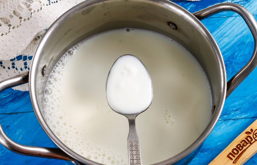 1. Этап. Домашняя сметана из козьего молока: Выложите в теплое молоко кефир любой жирности и аккуратно вмешайте его в жидкость. Накройте емкость крышкой или затяните пищевой пленкой, оставьте в тепле минимум на 5-7 часов, лучше — на ночь.
