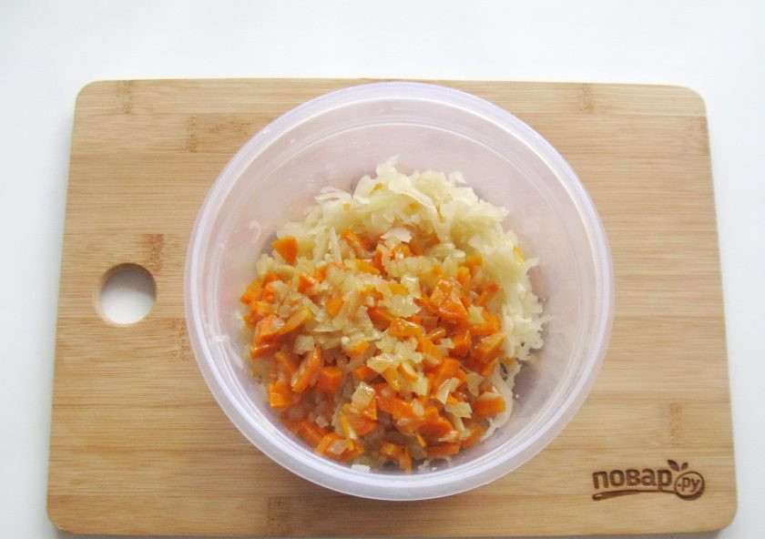 1. Этап. Жареные картофельные пирожки с квашеной капустой: Выложите квашеную капусту, морковь и лук в миску.