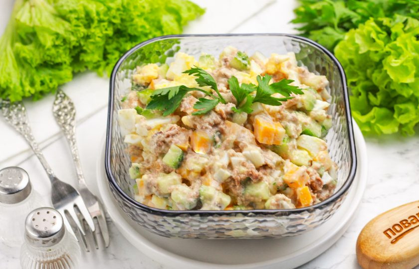 1. Этап. Салат с огурцом, сыром и тунцом: Выложите салат в креманки или пиалы и подайте к столу. Заранее его готовить не нужно, так как огуречная нарезка выпустит много сока. Приятного вам аппетита!