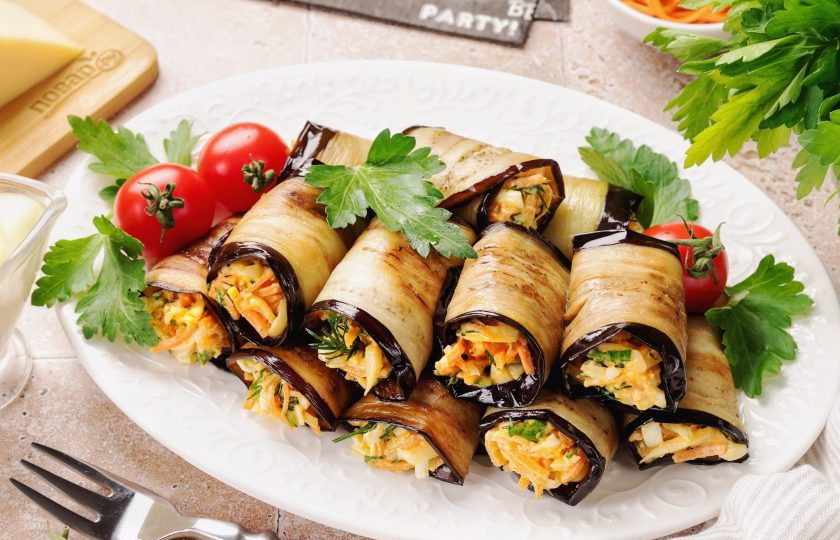 1. Этап. Рулет из баклажанов с сыром и корейской морковью: Рулетики из баклажанов с сыром и корейской морковью готовы. Подавайте сразу к столу. Приятного аппетита!