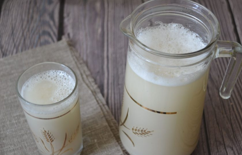 1. Этап. Деревенский квас: Через 8-12 часов (в зависимости от ряда факторов: активности закваски, температуры воздуха) квас готов к употреблению. Его можно пить привычным образом или использовать для окрошки. Квас получился вкусный, ядреный, натурального брожения, отлично утоляет жажду.