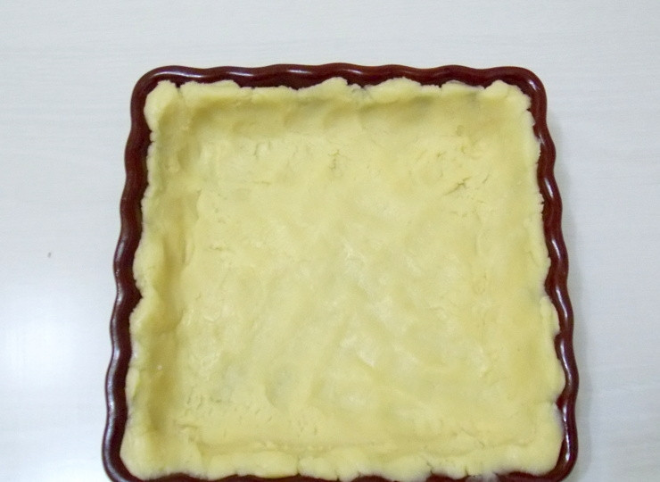 1. Этап. Песочный пирог с заливкой: Тесто выложите в форму диаметром 20 см., разровняйте по дну формы и сделайте бортики высотой 3,5 - 4 см.