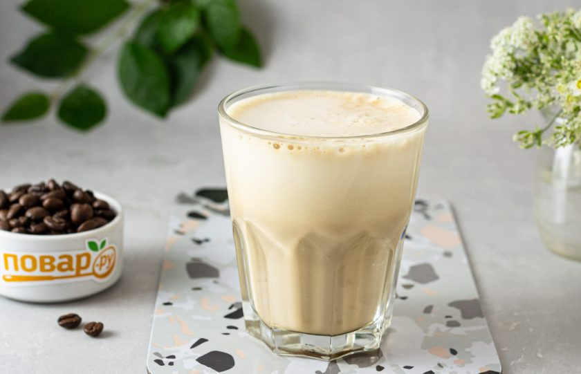 1. Этап. Ванильный раф: Затем влейте взбитые сливки с молоком. Ванильный раф готов!