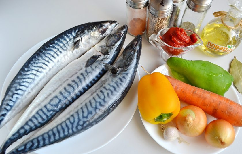 1. Этап. Скумбрия, тушеная в томате: 1. Подготовьте продукты. Скумбрию разморозьте при комнатной температуре.