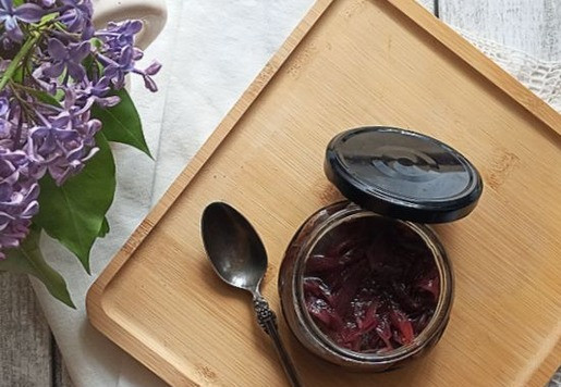 1. Этап. Луковый мармелад на красном вине: Соус загустеет. Приготовим под него баночку. Лучше простерилизовать. Если весь не съедите, то его можно будет в холодильнике хранить до следующего употребления. Я банку простерилизовала в СВЧ 1,5 минуты, налив в неё воды до половины, при мощности 800. Выкладываем соус в баночку.