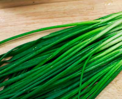 1. Этап. Лук-батун на зиму: 1. Тщательно перебираем лук, выбираем зеленые побеги без изъянов: не должно быть желтых кончиков, признаков паразитов, и т.д.