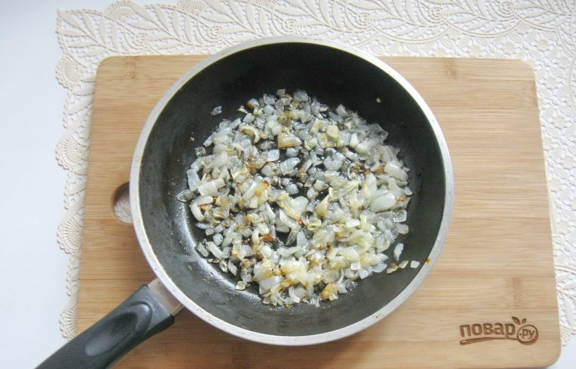 1. Этап. Макароны по-флотски с сыром: Налейте масло и поджарьте лук до золотистого цвета.
