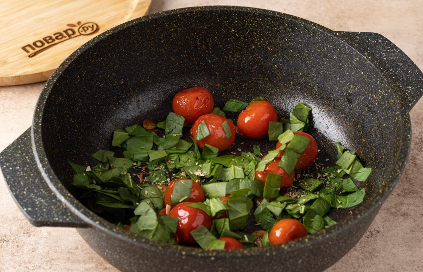 1. Этап. Спагетти с бальзамическим уксусом: Затем добавьте все специи, мелко порезанный шпинат и готовьте все вместе еще 1 минуту.