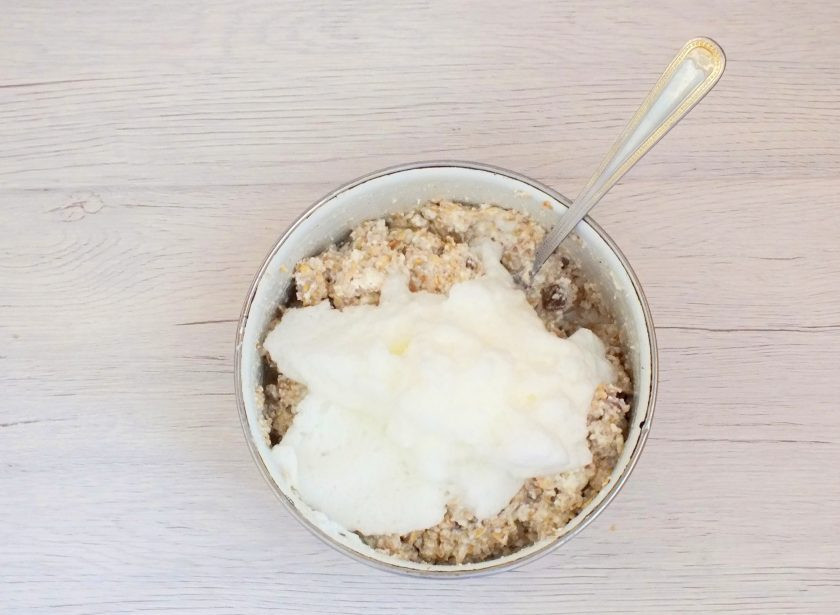 1. Этап. Творожное печенье без муки: Добавьте взбитые белки.