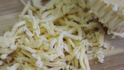 1. Этап. Жюльен из языка: Натрите сыр на крупной тёрке.