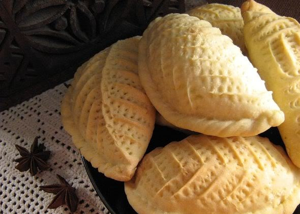 1. Этап. Шекербура азербайджанская: 4. Выпекаем в разогретом до 180 градусов духовом шкафу пять минут, после чего убавляем до 160 градусов и выпекаем около 20 минут до появления румяной корочки.