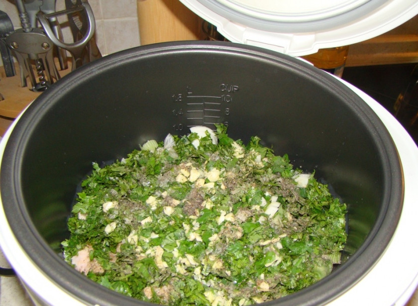 1. Этап. Сациви из курицы в мультиварке: Добавляем сверху чеснок измельченный, соль и перец.