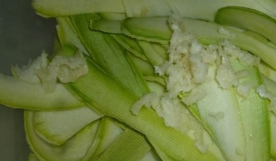 1. Этап. Кабачки в маринаде: 2. Чеснок чистим и выдавливаем к кабачкам, перемешиваем.