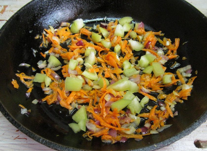 1. Этап. Кабачки с рисом и грибами: Болгарский перец нарежьте мелким кубиком, отправьте к овощам на 3-5 минут. Не забываем перемешивать.