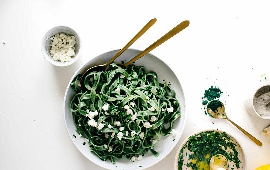 1. Этап. Зеленые макароны: 9. Подавайте зеленые макароны к столу с сыром, рыбой или мясом, дополнив гремолатой. Приятного аппетита!