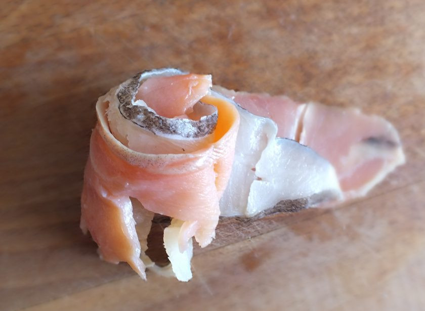 1. Этап. Рыбная нарезка: Положите рыбные кусочки друг на друга и сверните рулетиком.