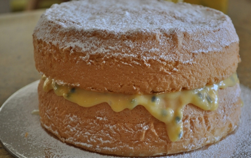 1. Этап. Бисквитный торт с творожной начинкой: 4. И соединяем половинки! Пусть постоит в таком виде торт в холодильнике как минимум полчаса, а потом достаем и подаем!