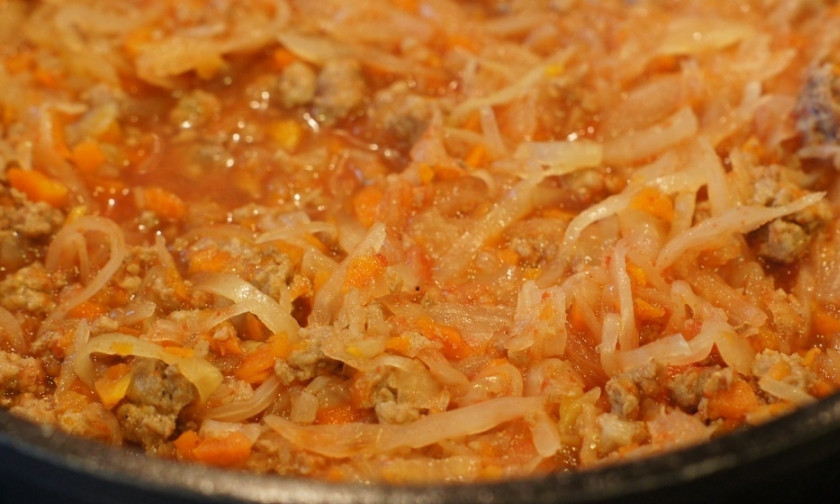 1. Этап. Рис с куриным фаршем: Теперь залейте блюдо томатным соком, еще раз перемешайте и тушите еще 10 минут.