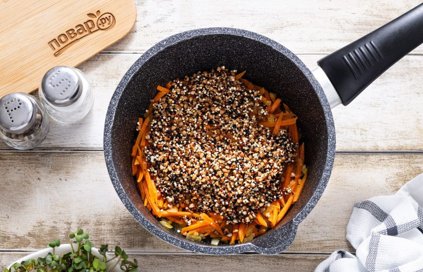 1. Этап. Гречка с киноа: Добавьте крупу в кастрюлю.