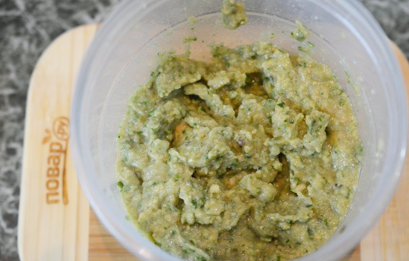 1. Этап. Варенье из фейхоа без варки: Измельчите с помощью блендера.