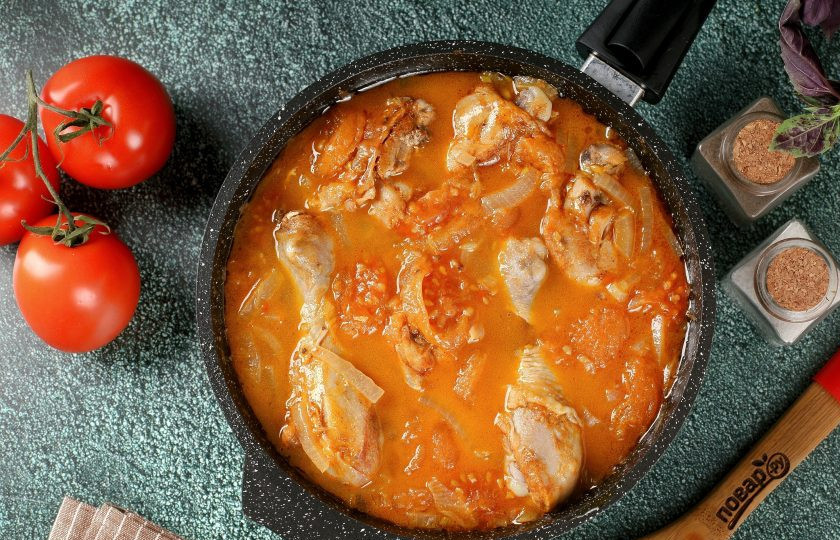 1. Этап. Курица тушёная с помидорами и луком: Курица тушёная с помидорами и луком готова.