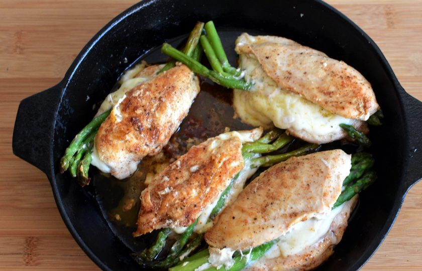 1. Этап. Куриная грудка, фаршированная спаржей: Разогрейте на сковороде масло и обжарьте грудки с двух сторон до румяной корочки. Накройте сковороду фольгой и поставьте грудки в разогретую до 220 градусов духовку минут на 10. Выньте из духовки и дайте постоять под фольгой еще минут 5-7.