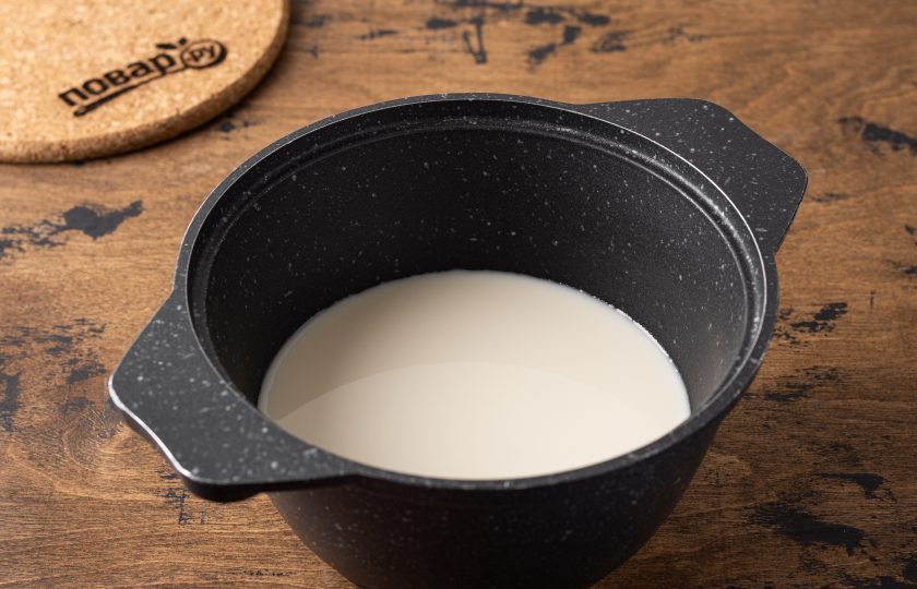 1. Этап. Горячий шоколад с кофе и с перцем чили: В кастрюлю или сотейник влейте молоко.