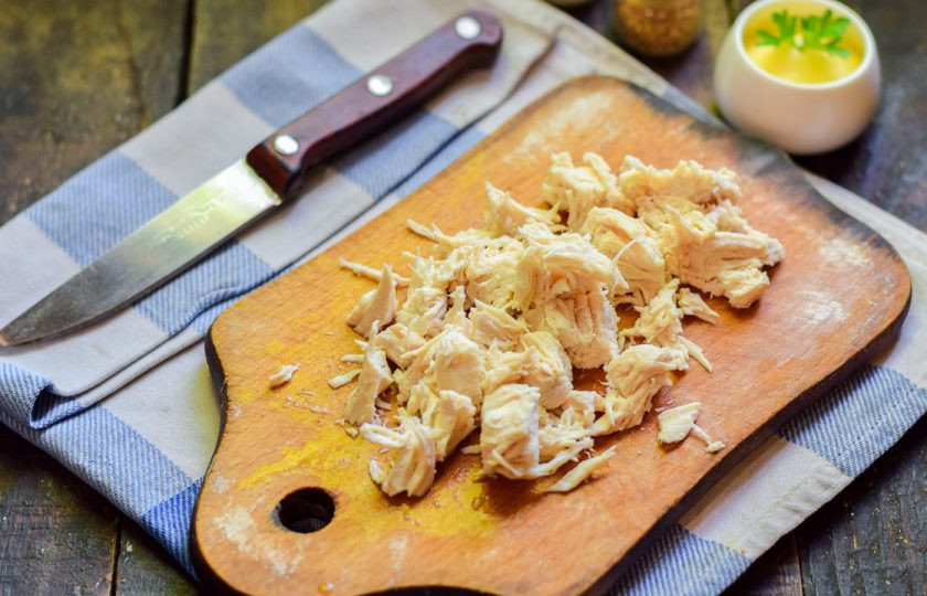 1. Этап. Салат Царский с ананасами: Филе слегка остудите, после курицу нарежьте небольшими полосками.