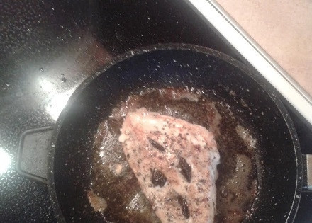 1. Этап. Куриное филе с яблоками и черносливом: И обжариваем промаринованное филе с обеих сторон до румяной корочки.