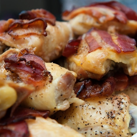 1. Этап. Курица в беконе: 6. Готовым соусом полейте куриные бедра в беконе. Оставшийся соус подайте в соуснице. Курица в беконе готова! Приятного аппетита!