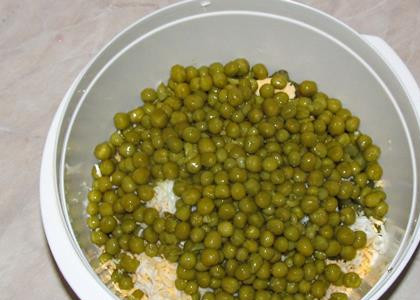 1. Этап. Салат с колбасой и яйцами: Добавляем зеленый горошек.
