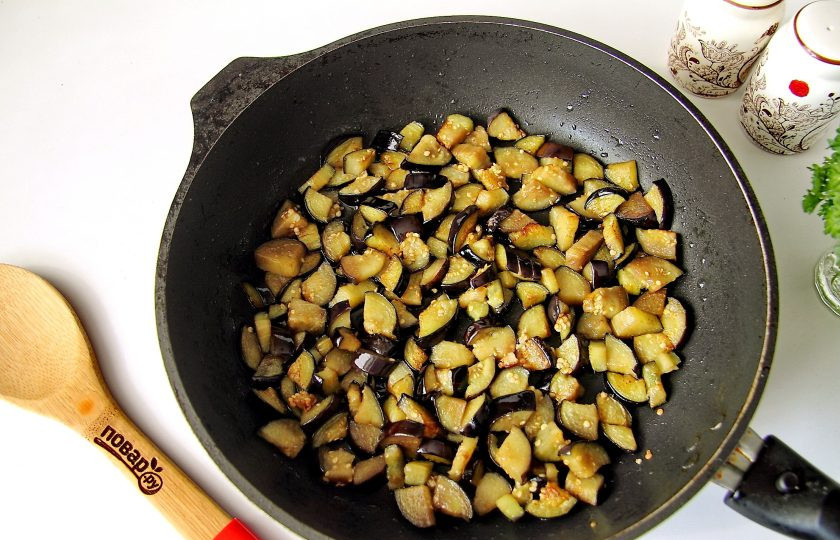 1. Этап. Икра овощная: Все овощи нарежьте примерно одинаковыми кубиками. Сначала нарезаем баклажан, обжариваем его, периодически помешивая до готовности и перекладываем пока на тарелку.