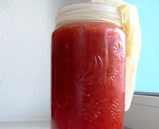 1. Этап. Клубнично-карамельный квас: Соедините теплую воду, сахар, клубничное пюре, имбирь и дрожжи. Оденьте на емкость резиновую перчатку и оставьте на 2 суток при комнатной температуре.