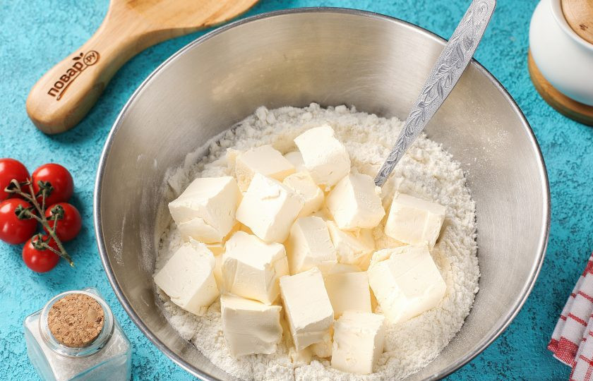 1. Этап. Песочное тесто на маргарине для пирога: Затем добавьте маргарин, нарезанный кусочками.