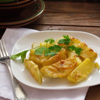 Картошка под сыром в духовке