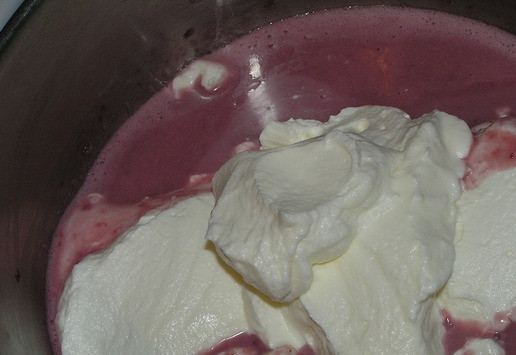 1. Этап. Торт Малиновая роскошь: Охлажденные сливки взбейте до устойчивых форм пик. Добавьте взбитые сливки в остывший до комнатной температуры баварский малиновый крем.