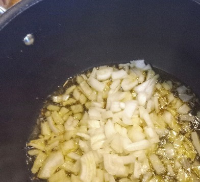 1. Этап. Нут и пак-чой в тамаринде: На дне казана разогреть масло, добавить зиру и жарить на малом огне 30 секунд. Затем увеличить огонь до среднего, добавить лук и жарить, помешивая, 7 минут.